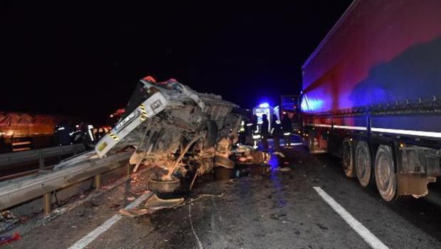 Feci kaza: Kamyonet, TIR'a çarptı! Anne-kızdan acı haber geldi