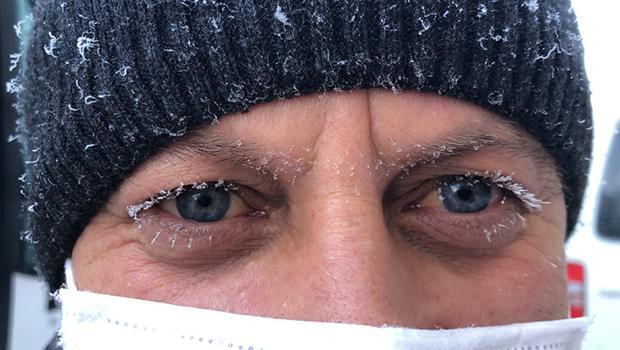 Kars'ta Sibirya soğukları! Vatandaşın kirpikleri buz tuttu