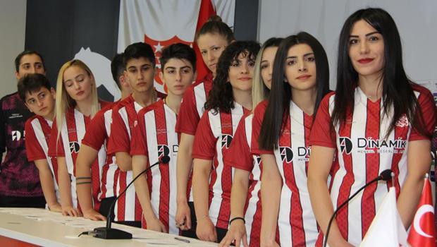 Sivasspor sıfırdan takım kurdu! 25 imza birden...