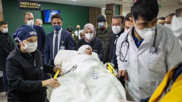 Bakan Gül, pitbull saldırısına uğrayan Asiye Ateş'i ziyaret etti