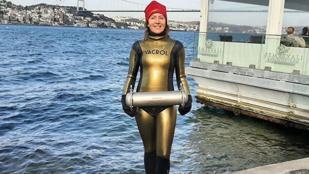 Birgül Erken İstanbul Boğazı'nda 50 metre tüpsüz dalıp rekor kırdı