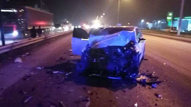 Kırmızı ışıkta bekleyen araca arkadan çarptılar: 6 yaralı