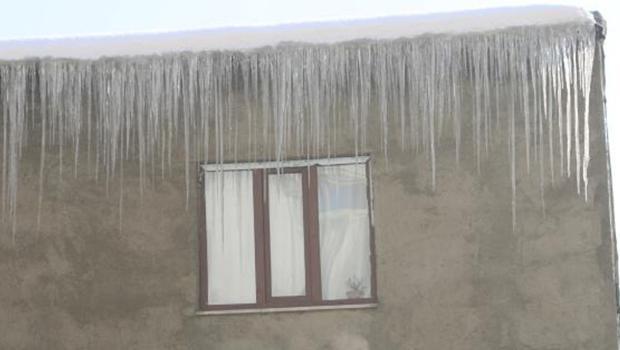 Yüksekova'da dereler dondu, çatılarda buz sarkıtları oluştu