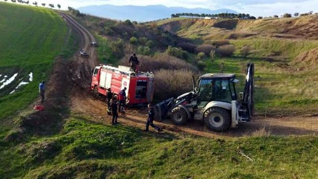 Düveyi kurtarmaya giderken çamura saplandılar