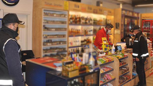 Kars'ta 30 litre sahte içki ve 110 paket kaçak sigara ele geçirildi