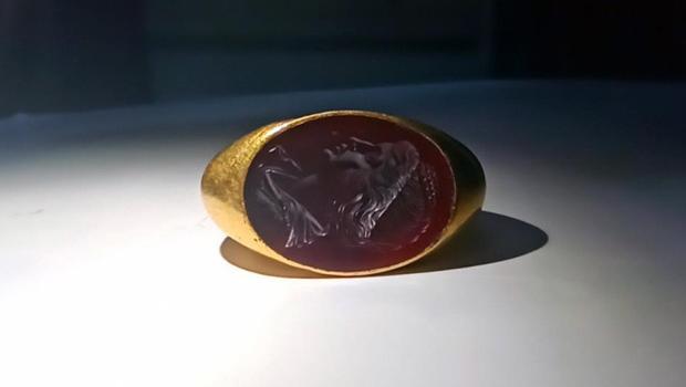 Alıcı kılığına giren jandarma ekipleri ele geçirdi: 1500 yıllık altın yüzük