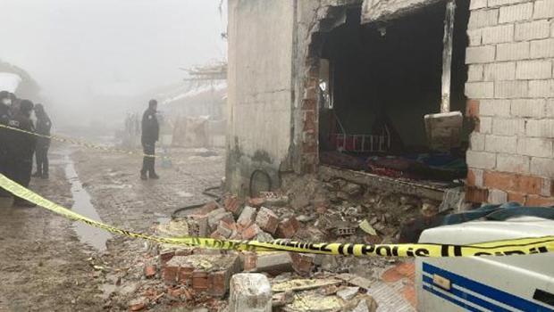 Konya'da evde patlama! Binanın duvarı yıkıldı