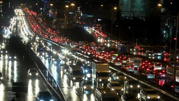 İstanbul'da hayat felç oldu! Trafik yoğunluğu %85...