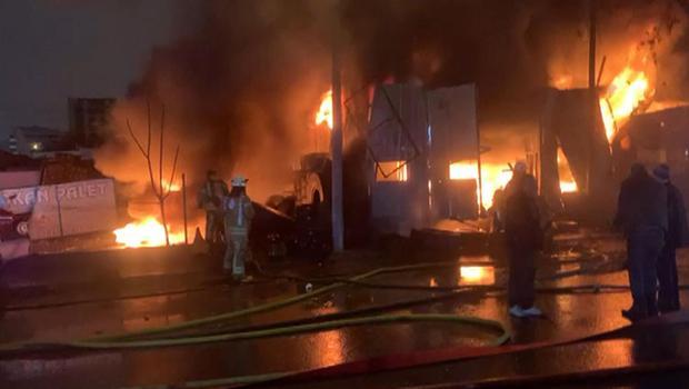 Lastik deposunda yangın! Alevler yükseldi, müdahale sürüyor