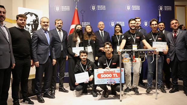 'Geleceğin girişimcileri' ödüllerini Bakan Soylu'dan aldı