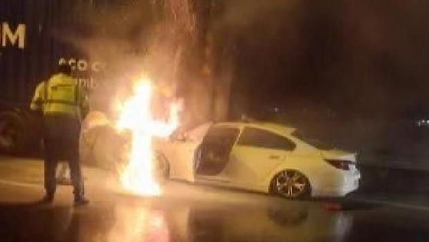 İzmir'de korkunç kaza! TIR'a çarpan otomobil sürücüsü yanarak can verdi