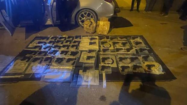 Diyarbakır'da 2 otomobilde 50 tabanca ele geçirildi: 6 gözaltı