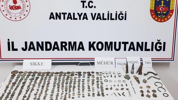 Tarihi eser kaçakçısının üzerinden adeta hazine çıktı