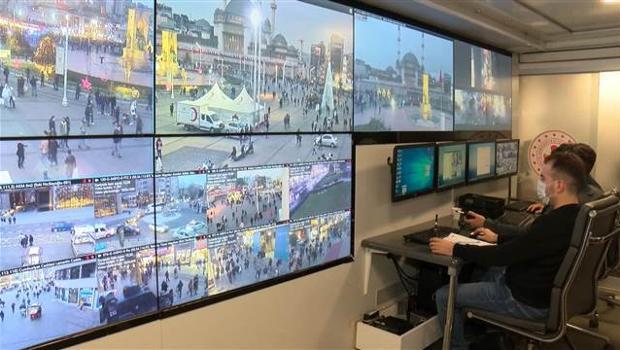 Gözlerini kameralardan ayırmıyorlar! Taksim yılbaşına hazır