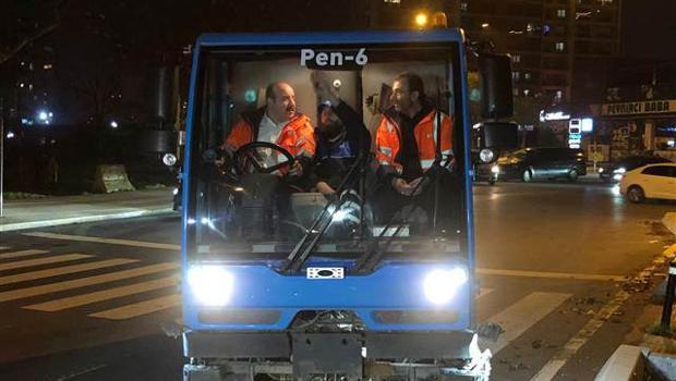 Bakan Varank yılbaşına temizlik görevlileri ile birlikte girdi