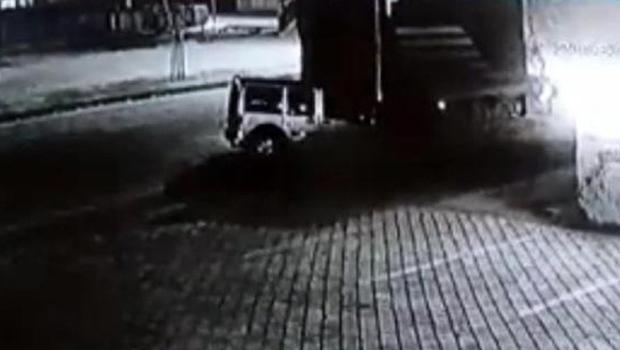 Ağrı'da feci kaza! TIR'a arkadan çarptı: Acı haber geldi