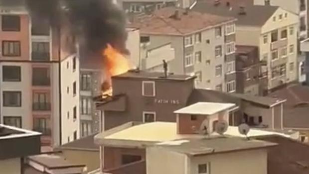 Bir garip olay! Yangına aldırmadı... Dakikalarca bekledi
