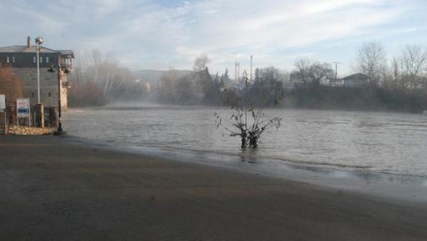 Karlar eridi, küçük iskeleler suya gömüldü: 5 metre yükseldi