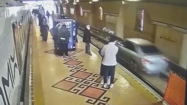 Fatih'te tramvay durağında 'otomobil' şaşkınlığı