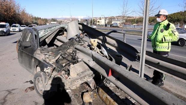 Gaziantep'te feci kaza! Bariyere saplandı: 2 yaralı