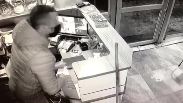 Sultanbeyli'de kafede hırsızlık kamerada