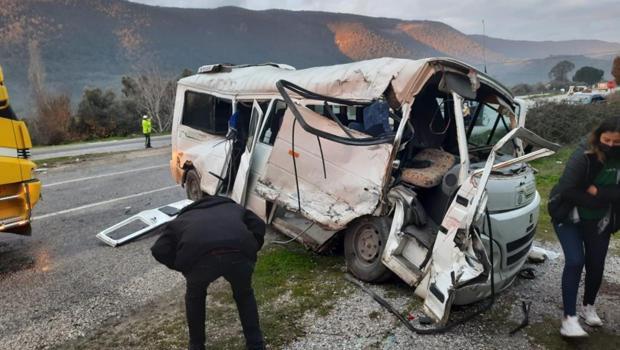 Milas'ta öğrenci servisi ile TIR çarpıştı: 18 yaralı