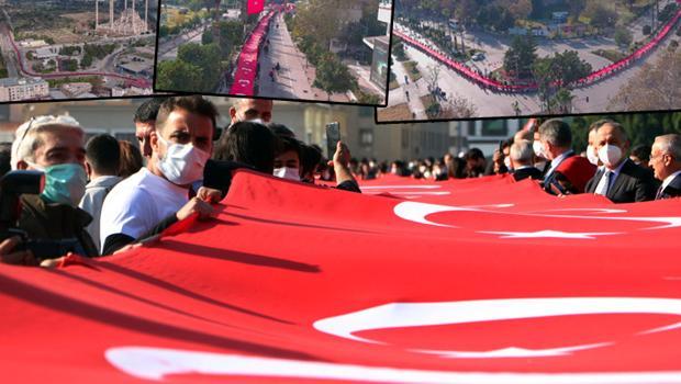 Adana'da 3 bin 628 metrelik Türk Bayrağı açıldı... Vali böyle duyurdu: Türkiye rekoru kırdık