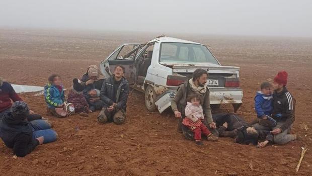 Otomobil takla attı, içinden 12 yaralı kaçak göçmen çıktı