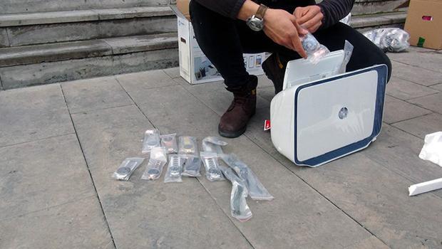 Gümrük kaçağı saatleri, yazıcıların içine gizlemiş