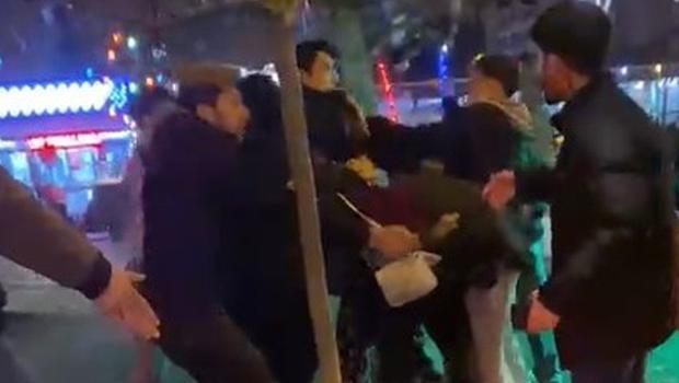 Eskişehir’de sokak ortasında tekmeli yumruklu kavga