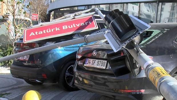 Esenyurt’ta rüzgar nedeniyle devrilen direk, 2 otomobile zarar verdi