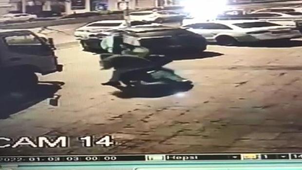 Müşteriler taksi şoförünü tekme tokat dövdü! Küfür iddiası...