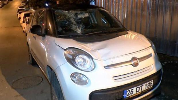 Park halindeki otomobilin üzerine iş makinasının kepçesi düştü