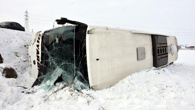 Bitlis’te yolcu otobüsü devrildi: Çok sayıda yaralı var