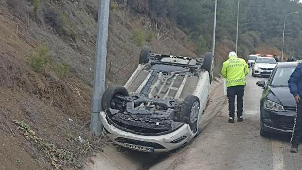 Otomobil, su kanalına devrildi! Baba ve oğlu yaralı