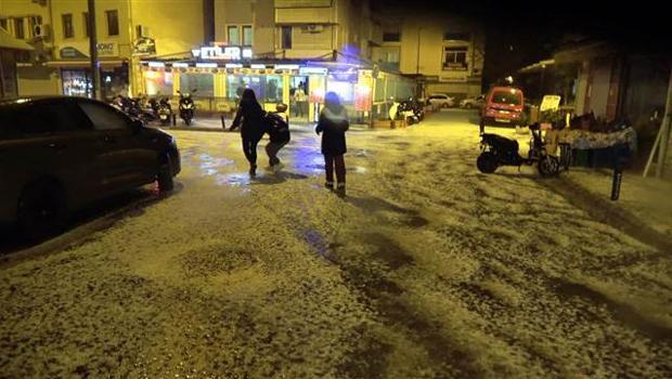 Marmaris'te dolu yağışı! Sokak ve caddeler beyaza büründü