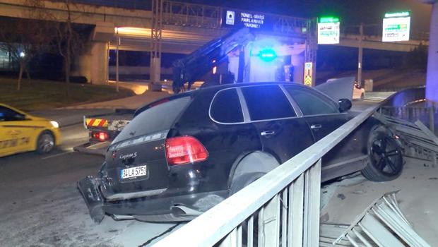 Üsküdar’da bariyere çarpan lüks cipte yangın çıktı!