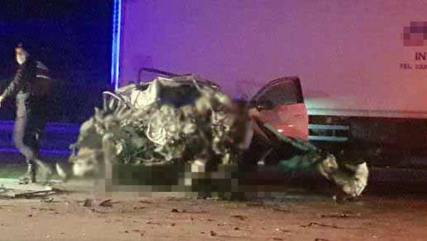 Akaryakıt istasyonundan çıkan TIR’a otomobil çarptı: 5 ölü