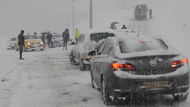 Muş'ta 261 köy yolu ulaşıma kapandı