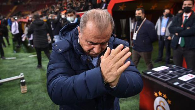 G.Saraylı taraftarlardan Fatih Terim'e destek! Evinin önünde toplandılar