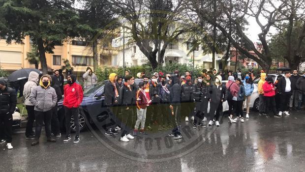 Florya'da 'yönetim istifa' sesleri! Galatasaraylı taraftarlardan Fatih Terim'e destek...