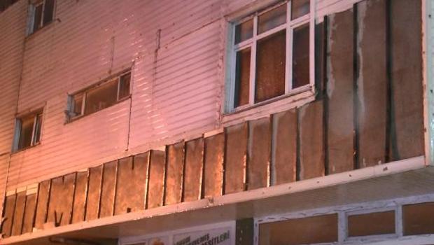 Sultangazi'de şiddetli rüzgar, binanın dış cephe kaplamasını yerinden söktü