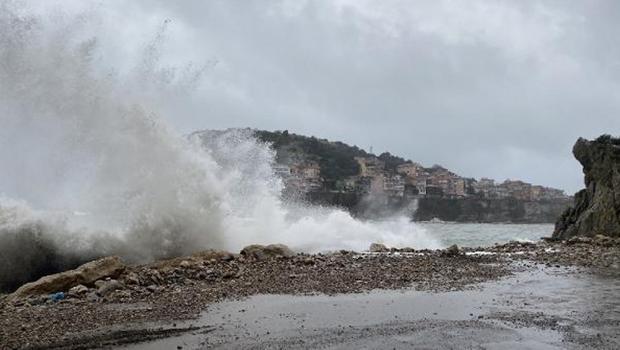 Amasra'da dalga boyu 3 metreyi buldu: Tekneler limanda demirlendi