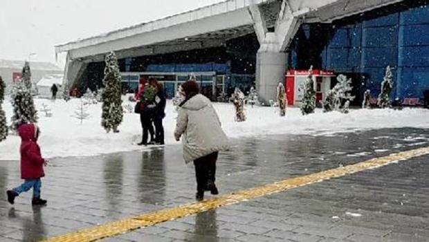 Kars’ta yoğun kar yağışı ve sis etkili oldu, uçak seferleri iptal edildi