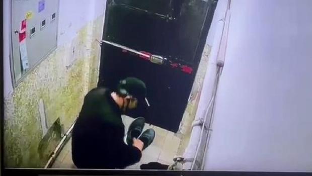 Ayakkabı hırsızının yaptığı herkesi şoke etti! 'İnsan biraz utanır'