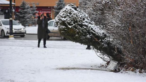 Sivas'ta yoğun kar: 170 yerleşim yeri yolu kardan kapandı