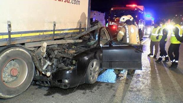 TIR'a arkadan çarpan otomobil hurdaya döndü! 2 kişi ağır yaralı