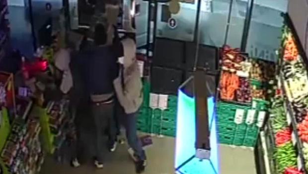 İstanbul’da hırsızlık çetesinin market soygunu kamerada