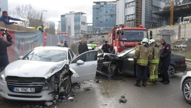 Ümraniye'de çalışma yapılan yolda otomobiller çarpıştı