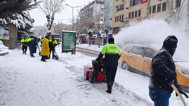 Van'da 702 yerleşim yerine kar engeli